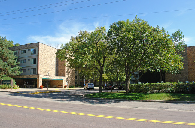 Boardwalk Senior Apartments in Wayzata, MN - Building Photo - Building Photo