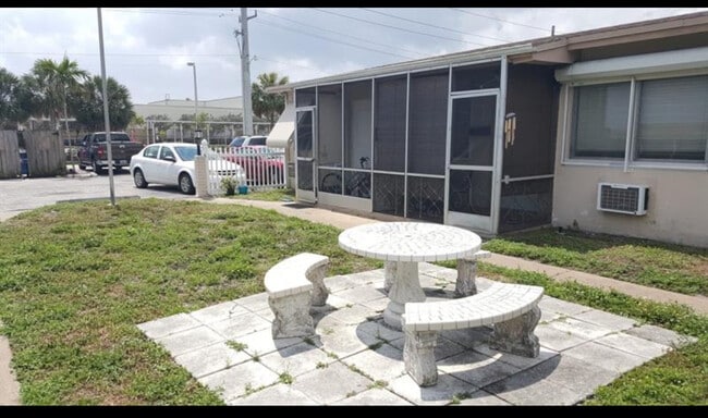property at 2213 Lincoln St