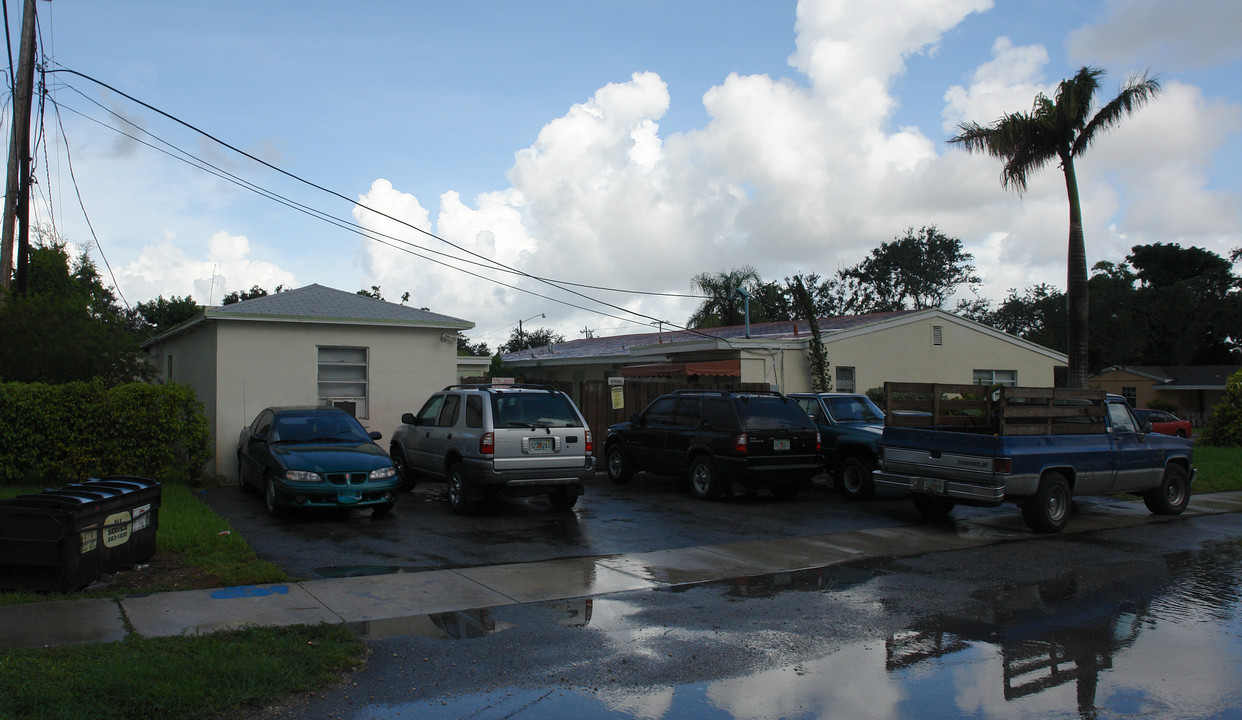 6097 Rodman St in Hollywood, FL - Building Photo