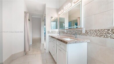 1061 Bel Aire Dr E in Pembroke Pines, FL - Building Photo - Building Photo