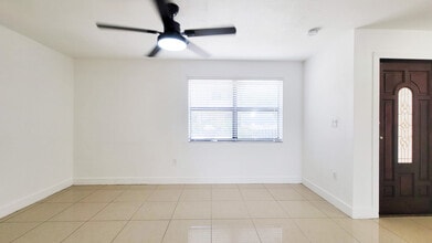 5320 W 26th Ave, Unit # 108 in Hialeah, FL - Foto de edificio - Building Photo