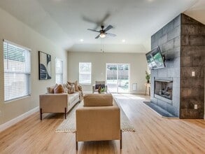 929 S Marlborough Ave in Dallas, TX - Building Photo - Building Photo