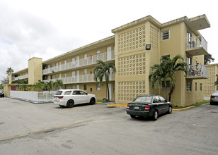 Punta Frances Apartments in Hialeah, FL - Building Photo - Primary Photo