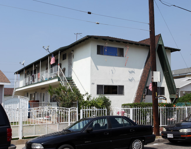 13011 Florwood Ave in Hawthorne, CA - Building Photo - Building Photo