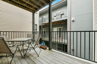 327 W Broadway, Unit 1 in Boston, MA - Building Photo - Building Photo