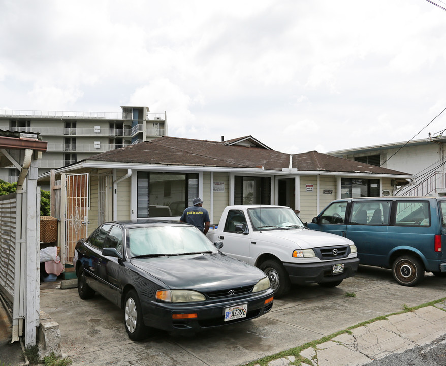 Creekside Apartments in Honolulu, HI - Building Photo