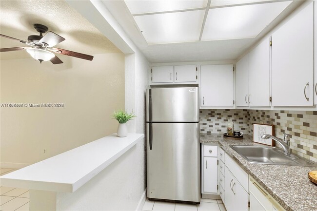 6530 Lake Patricia Dr in Miami Lakes, FL - Building Photo - Building Photo