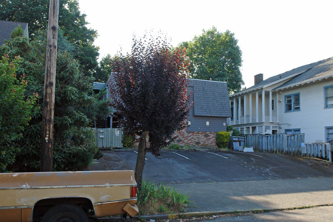 526 SE 28th Ave in Portland, OR - Foto de edificio - Building Photo