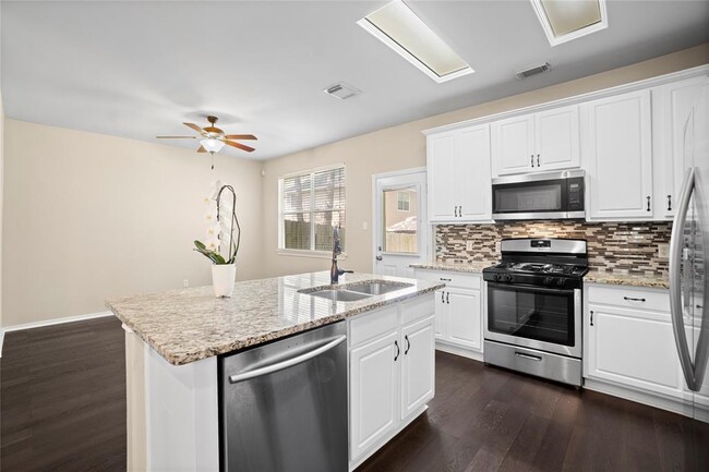 property at 15 Blue Creek Pl