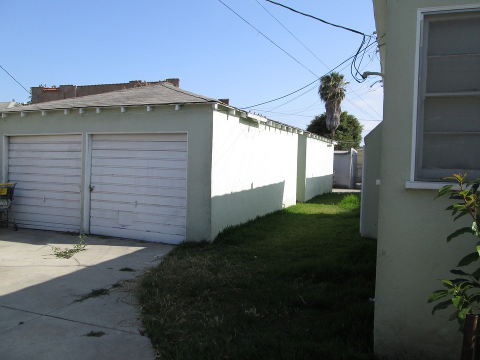 2236-2240 S Burnside Ave in Los Angeles, CA - Building Photo