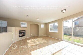 6924 Lisa Dr in Fontana, CA - Foto de edificio - Building Photo