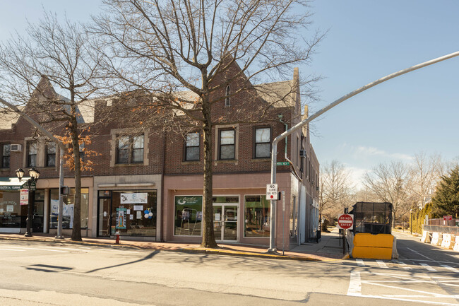 100 Middle Neck Rd in Great Neck Plaza, NY - Foto de edificio - Building Photo