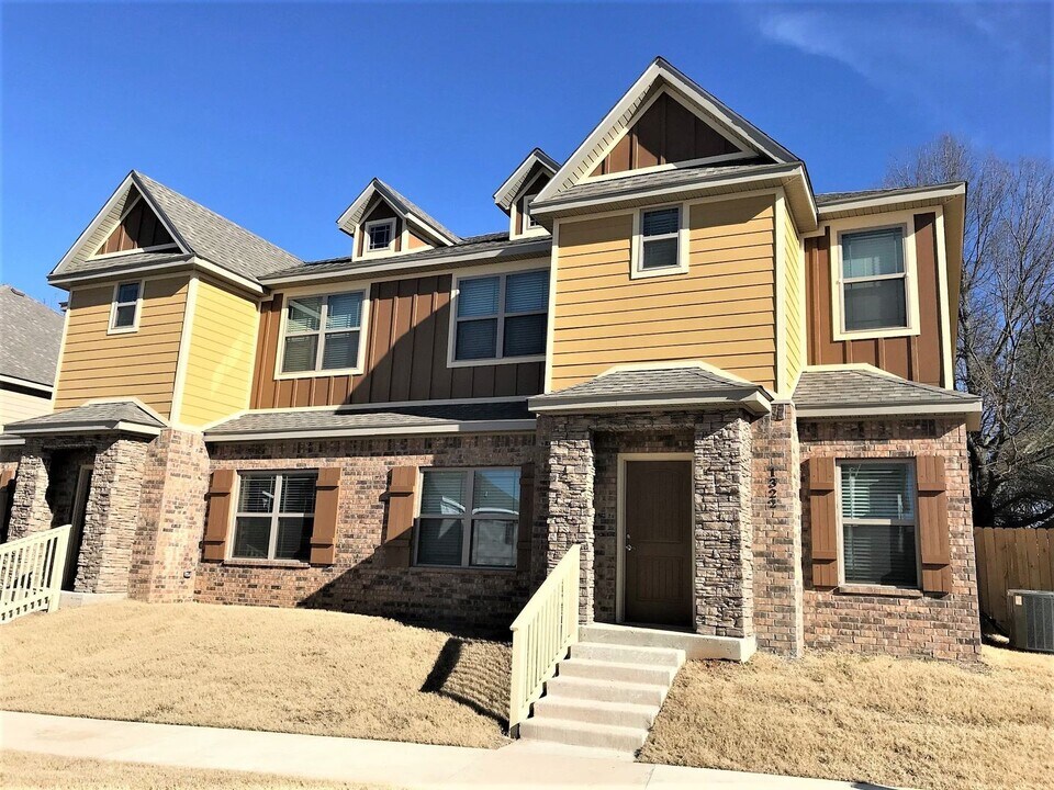 1322 N Corsica Dr in Fayetteville, AR - Building Photo