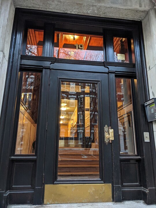 19 Queensberry St in Boston, MA - Building Photo