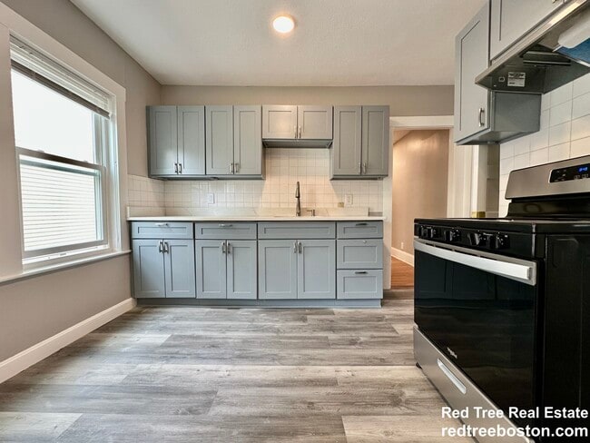 8 Mortimer Pl, Unit 2 in Somerville, MA - Building Photo - Building Photo