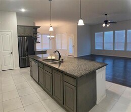 1566 Country Crest Dr in Waxahachie, TX - Foto de edificio - Building Photo