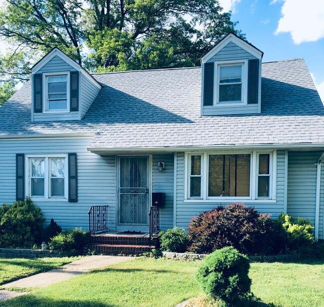 82 Essex Ave Apartments and Nearby Metuchen Apartments For Rent