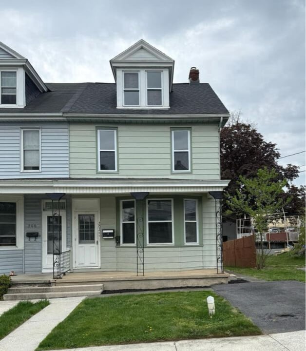 202 E Cumberland Rd in Enola, PA - Building Photo