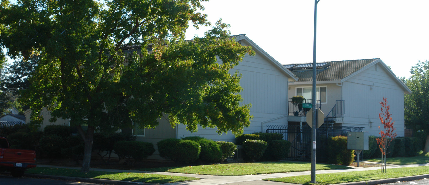 347-373 W 19th St in Merced, CA - Building Photo