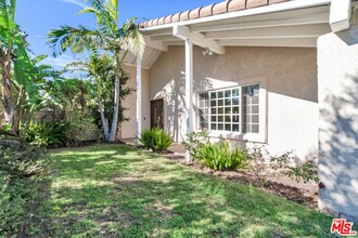 10945 Cozycroft Ave in Los Angeles, CA - Building Photo - Building Photo