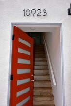 10923 Hesby St in Los Angeles, CA - Foto de edificio - Building Photo