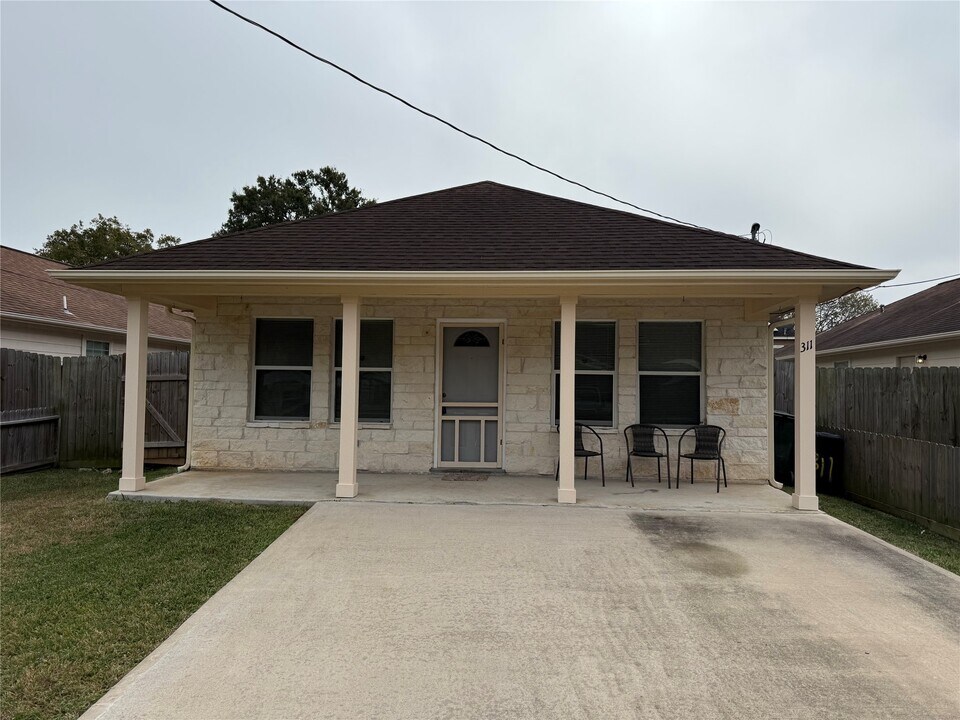 311 Kansas St in Bacliff, TX - Building Photo