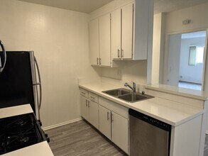 11018 Moorpark Street in North Hollywood, CA - Foto de edificio - Building Photo