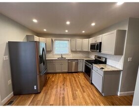 551 Park St-Unit -1 in Boston, MA - Foto de edificio - Building Photo