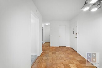 268 E Broadway, Unit B1905 in New York, NY - Building Photo - Building Photo