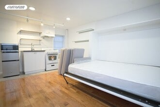 310 W 20th St in New York, NY - Building Photo - Building Photo