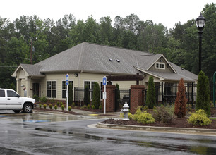 Columbia at South River Gardens in Atlanta, GA - Foto de edificio - Building Photo