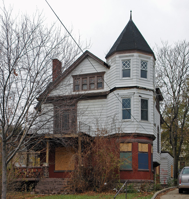 2207 Highland Ave in Cincinnati, OH - Building Photo - Building Photo