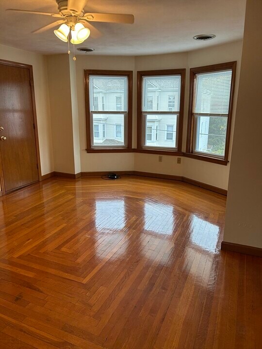 913 Bedford St in Fall River, MA - Building Photo