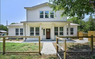 210 Cottage St in Seguin, TX - Building Photo