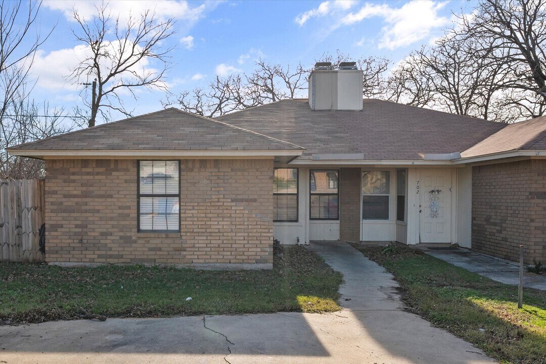 704 Woodland Ct in Kennedale, TX - Foto de edificio
