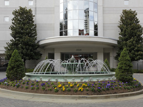 2828 Peachtree Condominiums in Atlanta, GA - Foto de edificio - Building Photo