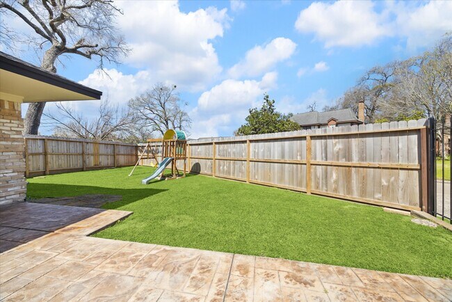 4530 T C Jester Blvd in Houston, TX - Foto de edificio - Building Photo