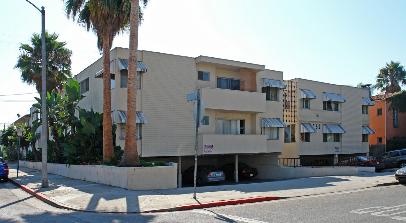 750 N Hayworth Ave in Los Angeles, CA - Building Photo