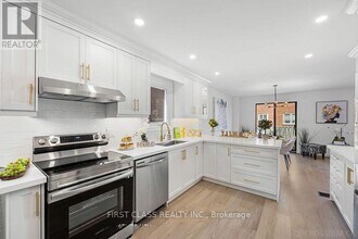 25 Lansbury Dr in Toronto, ON - Building Photo - Building Photo