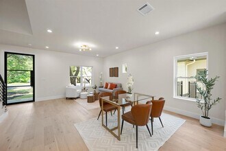 13 Autumn Oaks Dr in The Hills, TX - Building Photo - Building Photo