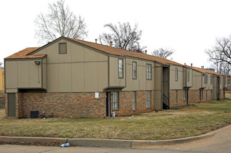 Western Pines Apartments in Tulsa, OK - Building Photo - Building Photo