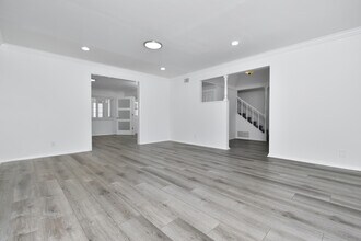23648 Emelita St in Woodland Hills, CA - Building Photo - Building Photo