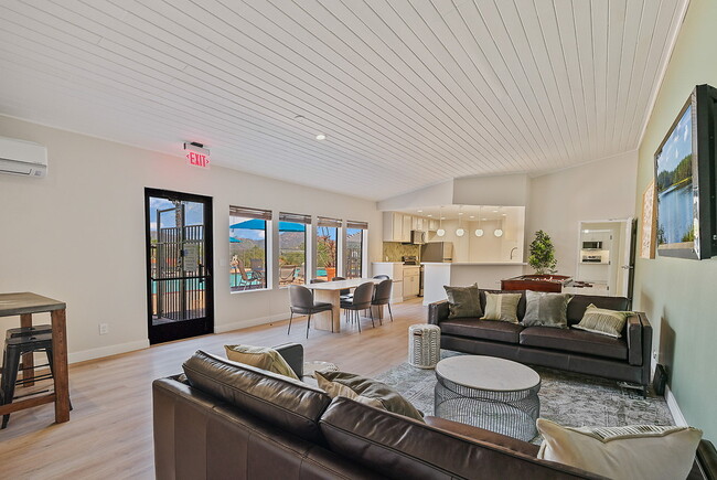 Bernardo Crest in San Diego, CA - Foto de edificio - Building Photo