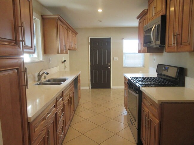11406 Woodley Ave in Los Angeles, CA - Building Photo - Building Photo