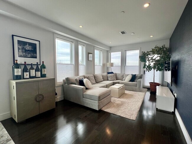 2 W 6th St, Unit 307 in Boston, MA - Building Photo - Building Photo