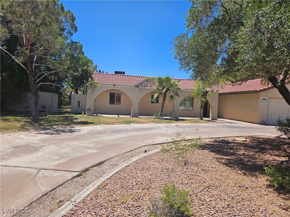 7733 Radcliff St in Las Vegas, NV - Building Photo