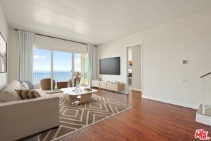 18103 Coastline Dr in Malibu, CA - Building Photo