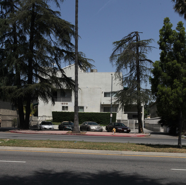 15015 Sherman Way in Van Nuys, CA - Building Photo - Building Photo