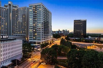 215 Piedmont Ave NE in Atlanta, GA - Foto de edificio - Building Photo