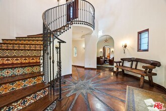 12205 Viewcrest Rd in Los Angeles, CA - Building Photo - Building Photo